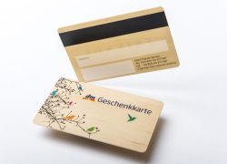 Scheckkarte und Bonuskarten aus Holz produzieren und drucken